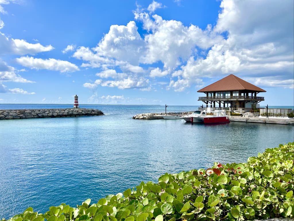 Vista del mar con muelle y faro en Costa Mar
