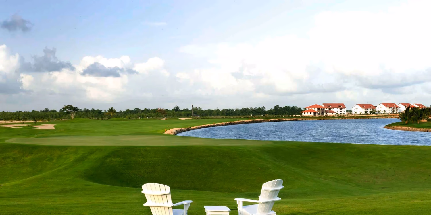 Campo de golf con sillas blancas y vista al lago