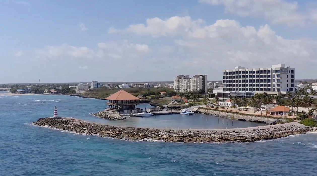 Vista panorámica costera de Stone Towers III con aguas turquesas y desarrollo inmobiliario